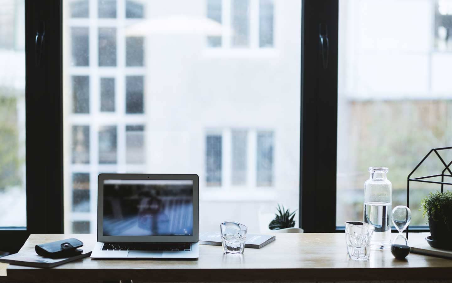 # 签订合约与订金支付：